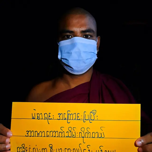 မတ်လ ၉ရက်နေ့ ညနေခင်းမှာတော့ အဲဒီဂိတ်ကိုဖြတ်သန်းလာတဲ့ စစ်တပ်ရဲ့ စစ်ယာဥ်တန်းနဲ့ အတူ ဆံအပြောင်ရိတ်ထားတဲ့ ကတုံးပုံစံရှိသူတစ်ဦးကို စစ်ကိုင်းဘက်ကို တင်ပေးလိုက်တာမျိုးရှိတယ်လို့ မြင်းမူသတင်းမှန်ပြန်ကြားရေးက သိရှိထားရတဲ့အကြောင်းအရာကို ဘီဘီစီက သိရှိထားရပါတယ်။
