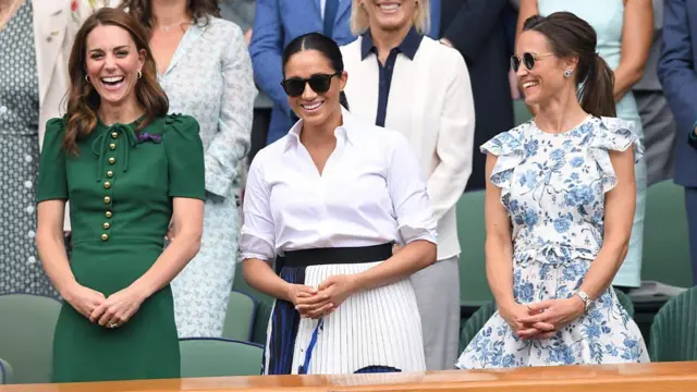 As princesas britânicas Kate Middleton e Meghan Markle, ao lado da irmã de Kate, Pippa Middleton, riem em meio ao público do torneio de tênis de Wimbledon