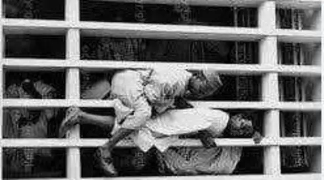 Awọn ọkunrin meji sun lori ara wọn lasiko ti wọn fẹ fo oju ferese