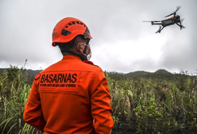 Anggota tim SAR gabungan melakukan pemantauan dengan pesawat nirawak saat operasi pencarian pendaki korban erupsi Gunung Dukono 