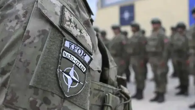 Військовий з нашивкою KFOR