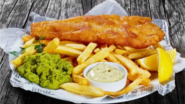 Жареная рыба на жареной же картошке и пюре из зеленого гороха