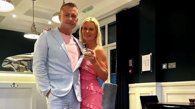 Pani Czoska i pan Kowalkowski stoją razem przytuleni