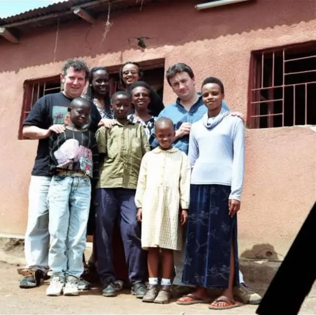 فيرغال كين (الثاني من اليمين) في رواندا بعد الإبادة الجماعية.