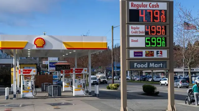 قیمت‌های بنزین بدون سرب و سوخت دیزل که در تابلوی یک جایگاه سوخت شِل در سیاتلِ ایالت واشینگتنِ آمریکا در روز دوشنبه ۹ مارس ۲۰۲۶ نمایش داده شده‌اند. قیمت بنزین، گازوئیل و سوخت جت افزایش یافته است، زیرا درگیری میان آمریکا، اسرائیل و ایران باعث اختلال در ارسال نفت از طریق تنگه هرمز شده است.