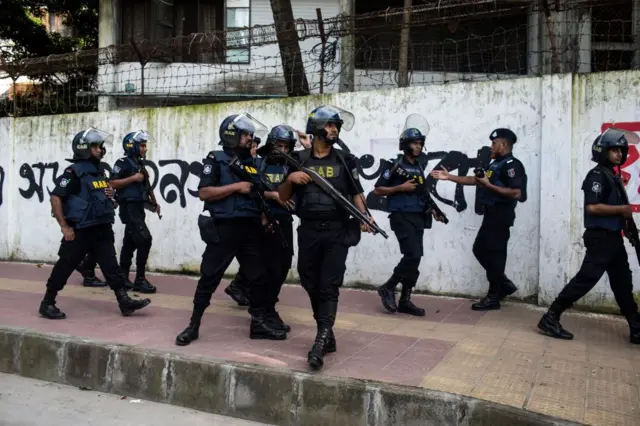 ২০২৪ সালের জুলাই মাসেও বিক্ষোভকারীদের বিরুদ্ধে অবস্থানে ছিল র‍্যাব। ছবি- ১৭ই জুলাই ২০২৪