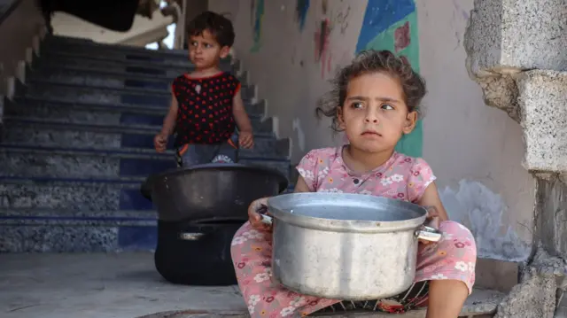 Жаш балдар менен карылар согуштун азабын тартып, өзгөчө кыйноонун баштарынан өткөрүшүүдө