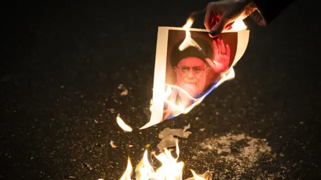 در اعتراضات سراسری ایران، معترضان تصاویر علی خامنه‌ای، رهبر جمهوری اسلامی را به آتش کشیدند