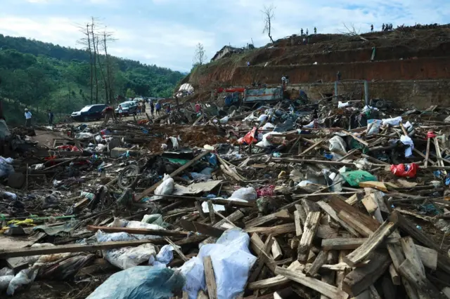 လက်နက်ကျရောက်ပေါက်ကွဲခဲ့တဲ့ ပြင်းအားကြောင့် လူနေအဆောက်အအုံတွေရော ကားတွေပါ ပျက်စီးခဲ့ရပါတယ်။