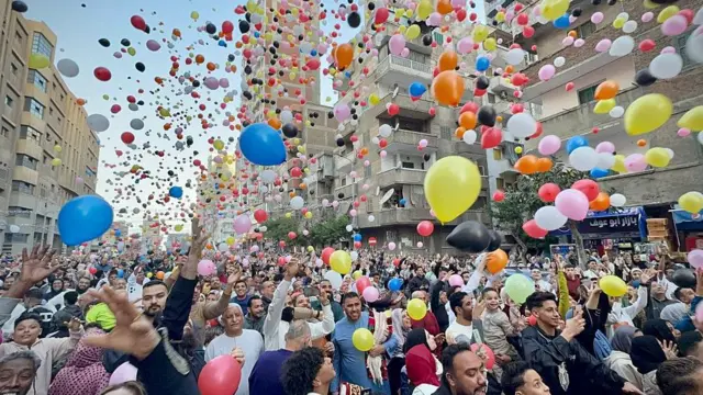 Ɗaruruwan mutane sun saki balo sama bayan kammala sallar Idi a titin Sidi Bishr a birnin Alexandria dake ƙasar Masar