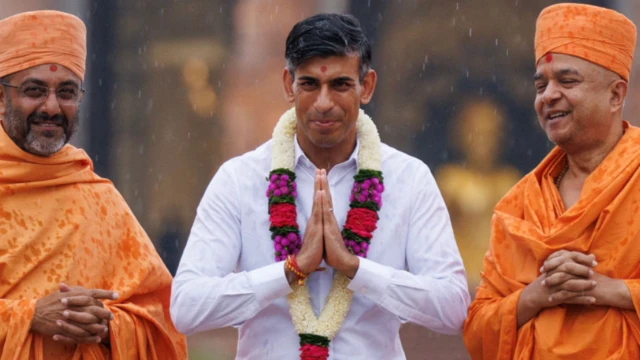 दिल्ली के अक्षरधाम मंदिर में ऋषि सुनक, ये तस्वीर साल 2023 की है.
