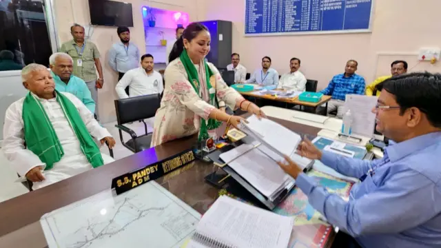 रोहिणी आचार्य सारण लोकसभा सीट से आरजेडी की उम्मीदवार हैं.