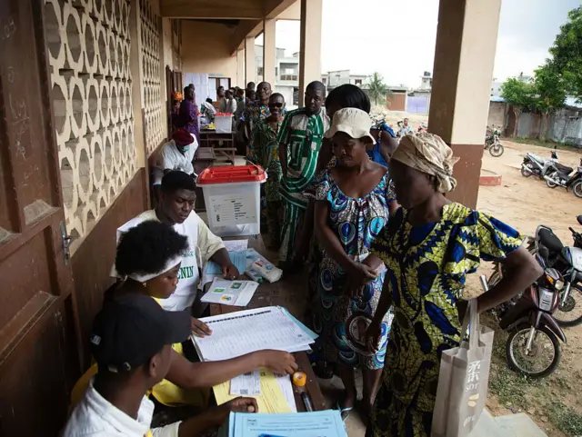Des citoyens effectuent leur devoir civique en votant à l'école primaire YLOMAHOUTO d'Abomey-Calavi, au Bénin, pour les élections législatives béninoises du 11 janvier 2026.