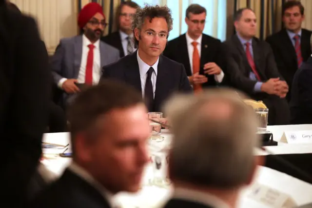 Alex Karp y Peter Thiel (desenfocado, en primer plano) durante una cena en la Casa Blanca en 2018