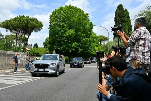 خودروهای هیات‌های شرکت‌کننده در دور پنجم مذاکرات هسته‌ای میان ایران و ایالات متحده، در حال ورود به سفارت عمان در رم، ۲۳ مه ۲۰۲۵.