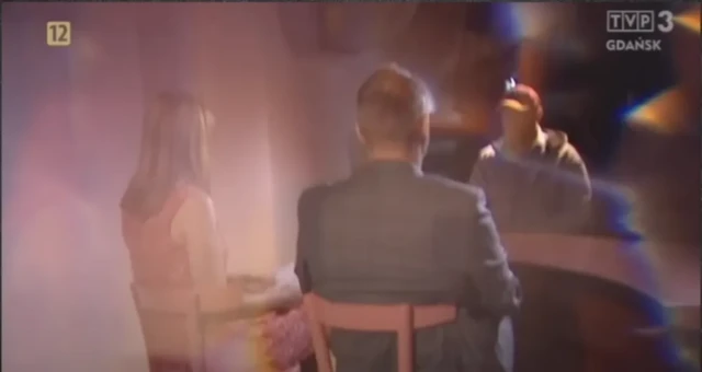 Navrocki prerušen kao njegov alter-ego Tadeuš Batir, sa šeširom i zamućenog lica