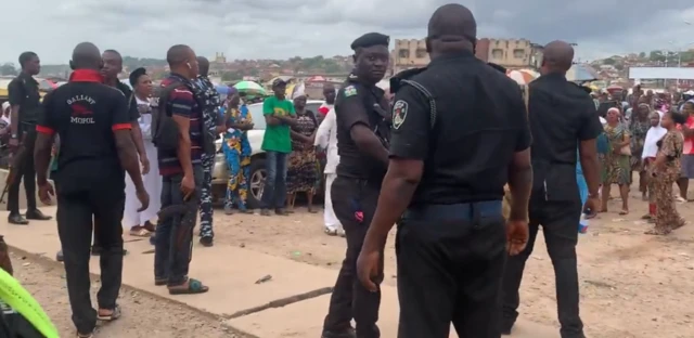 Àwọn ọlọ́jà ní àgọ́ ọlọ́pàá