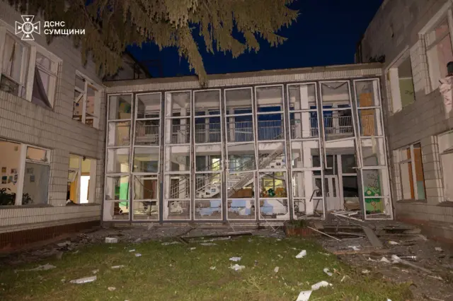 У школі вибито вікна і двері. На подвір'ї валяються шматки цегли