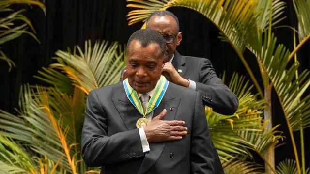 Perezida w'u Rwanda Paul Kagame yambika umudali Perezida Denis Sassou-Nguesso wa Congo Brazzaville, wari uri mu ruzinduko i Kigali, mu Rwanda. Ifoto yo ku itariki ya 21 Nyakanga (7) mu mwaka wa 2023