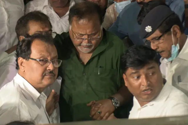 পশ্চিমবঙ্গে শিক্ষক নিয়োগ দুর্নীতিতে গ্রেফতার প্রাক্তন শিক্ষা মন্ত্রী পার্থ চ্যাটার্জী (সবুজ পাঞ্জাবি) - ফাইল ছবি