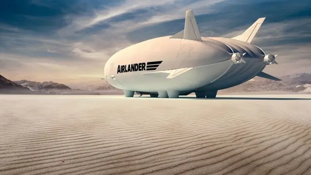 Un dirigible de Airlander estacionado sobre una superficie