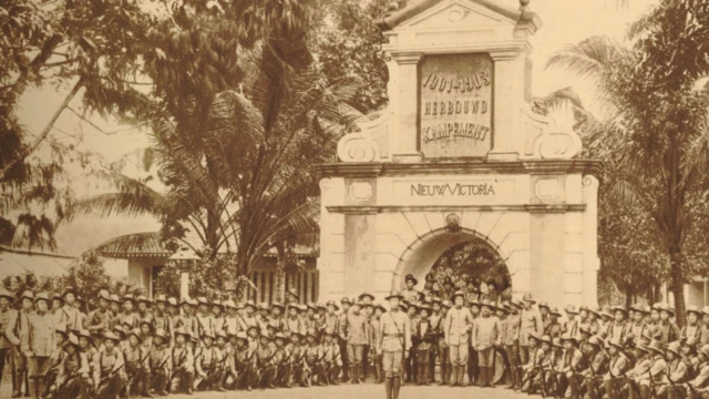 Batalyon Garnisun Ambon dan Ternate di depan pintu masuk Benteng Nieuw Victoria di Ambon.