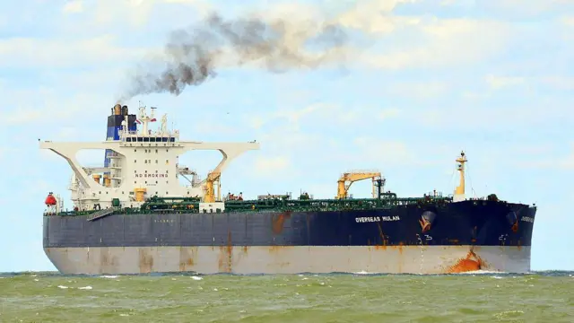 Petroleiro no mar com o letreiro 'Overseas Mulan' pintado em branco contra fundo azul escuro