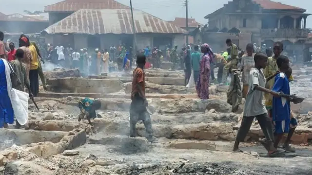 Awọn eeyan n duro ni isọri-isọri ni ọja to jona ni Ọranyan.