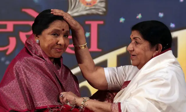 साल 2013 में लता मंगेशकर के साथ एक इवेंट में आशा भोसले