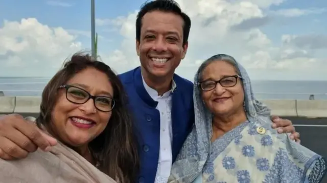 মা শেখ হাসিনা ও বোন সায়মা ওয়াজেদ পুতুলের সঙ্গে সজীব  ওয়াজেদ জয়