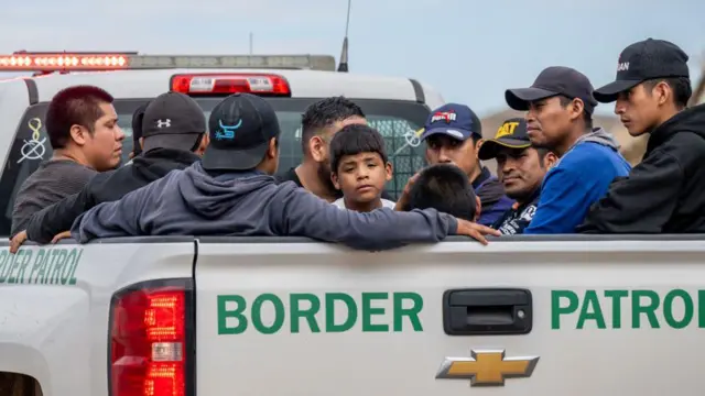 Una camioneta de la patrulla fronteriza lleva a varios migrantes.