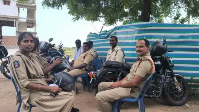 गावात तैनात पोलिस कर्मचारी