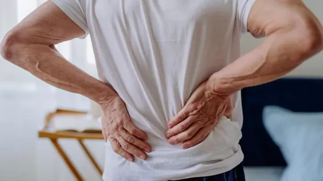 Photo d'un homme, les mains sur le dos