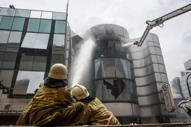 Petugas Dinas Gulkarmat tengah memadamkan kebakaran di Jakarta