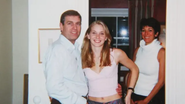 Virginia Giuffre y el príncipe Andrés, con Ghislaine Maxwell al fondo