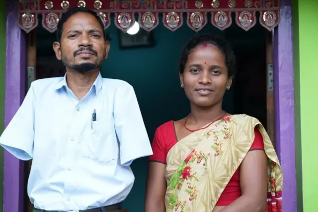 गुलशन त्यांची पत्नी अंजलीसोबत