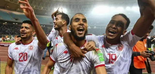Joueurs tunisiens jubilant après la qualification.