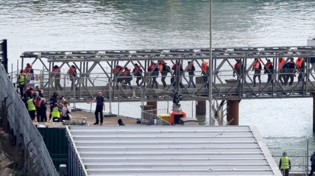 سږ کال له دې لارې بریتانیا ته د رسېدلو کسانو شمېر د وړم ۲۰۲۲ کال پرتله خورا لږ دی