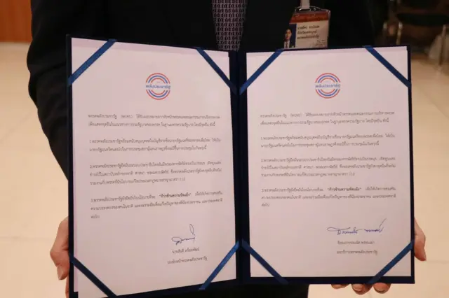 สส. พลังประชารัฐโชว์แถลงการณ์ของพรรคซึ่งลงนามโดยรองหัวหน้า และเลขาธิการพรรค