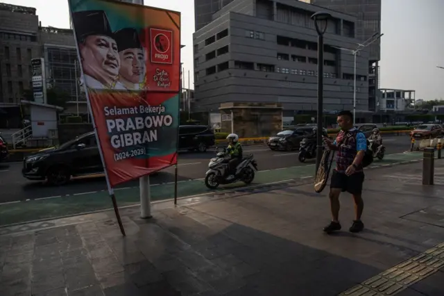Kendaraan melewati spanduk yang bertuliskan ucapan terima kasih kepada Presiden Joko Widodo dan ucapan selamat kepada presiden terpilih Indonesia, Prabowo Subianto dan wakil presiden terpilih Gibran Rakabuming Raka menjelang pelantikan mereka pada tanggal 20 Oktober di Jakarta, Indonesia, pada tanggal 18 Oktober 2024.