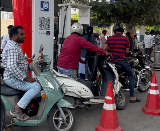 హైదరాబాద్ బంకుల్లో బారులు తీరిన జనం 