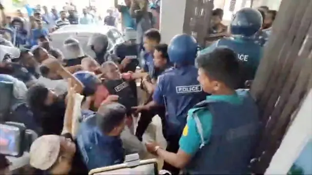 সিলেট আদালতে হাজির করার সময় আক্রমণের শিকার সাবেক বিচারপতি মানিক