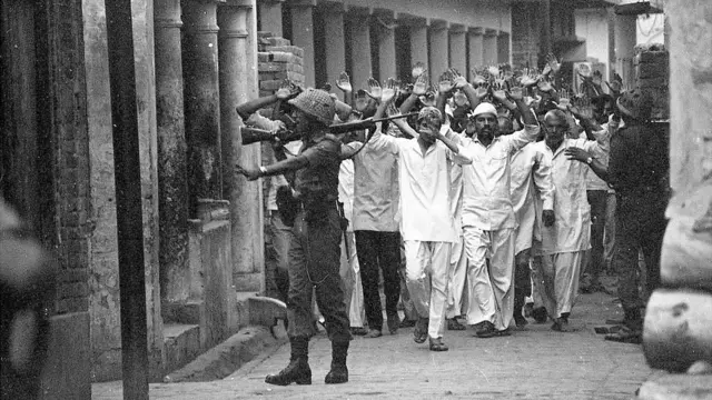 হাশিমপুরায় মুসলিমদের হত্যার আগে রাস্তা দিয়ে মিছিল করে নিয়ে যাওয়ার দৃশ্য ঝোপ থেকে লুকিয়ে তুলেছিলেন ফটো সাংবাদিক প্রাভিন জাইন