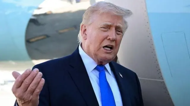 डोनाल्ड ट्रम्प फ्लोरिडातील पाम बीच येथे विमानात चढण्यापूर्वी पत्रकारांशी बोलत आहेत.