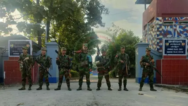 နမ့်ခမ်းမြို့မရဲစခန်းရှေ့က TNLA တပ်ဖွဲ့ဝင်တွေ (ပုံဟောင်း)