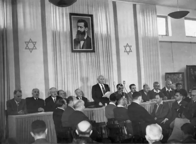 Membros do recém-criado Estado de Israel reunidos para ouvir o então primeiro-ministro David Ben-Gurion ler a 'Declaração de Independência'