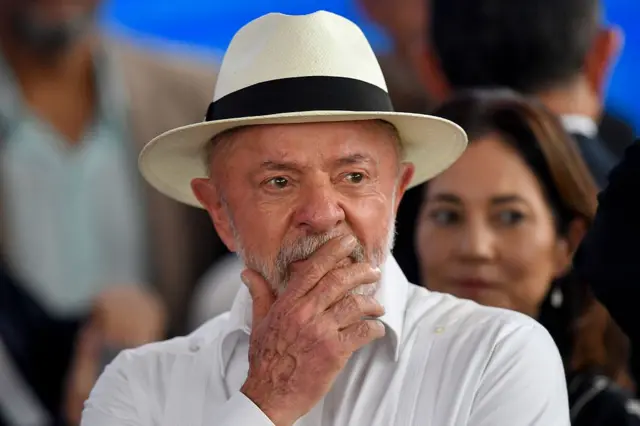 Lula com a mão no queixo