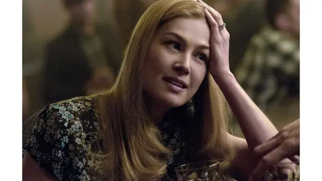 Amy (interpretada por Rosamund Pike) No filme Gone Girl, ela sequestrou o marido e a família para puni-la