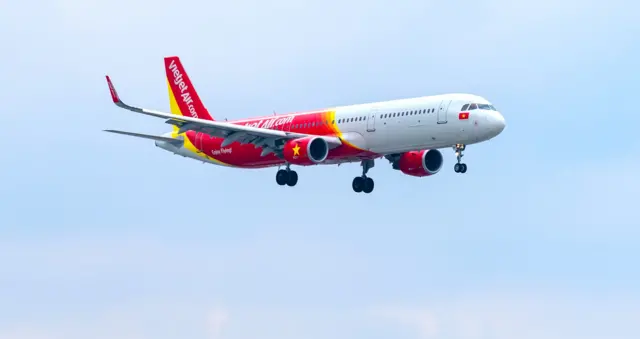 Một chiếc máy bay có đầu cánh cong của Vietjet