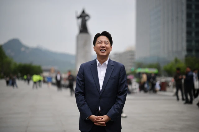 이준석 개혁신당 대선 후보가 19일 서울 광화문광장에서 기자회견을 하고 있다